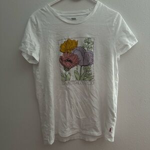 Levi’s Women T-Shirt